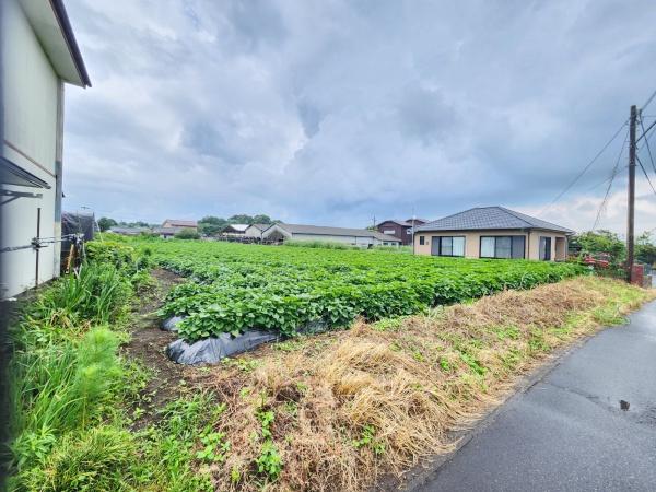 道路から入った場所にある静かな場所にある土地です