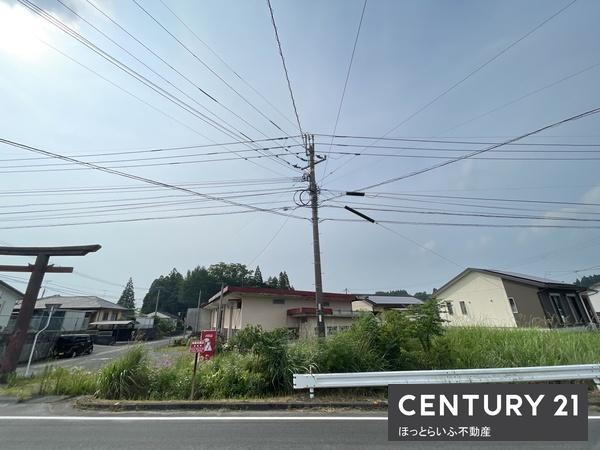 早馬神社の鳥居のすぐそばの売地です。