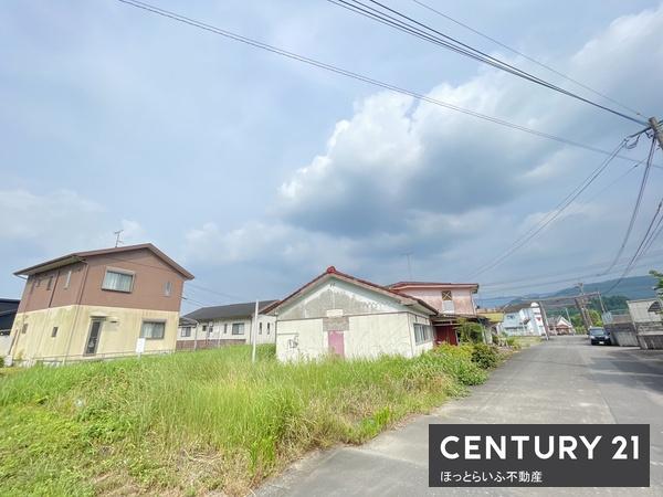 早馬神社の鳥居のすぐそばの売地です。