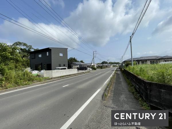 〇広々とした公道に面した土地！西向きで日当たり良好です。