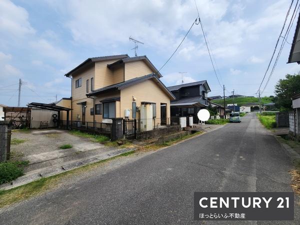 静かな場所にある二階建の中古住宅です