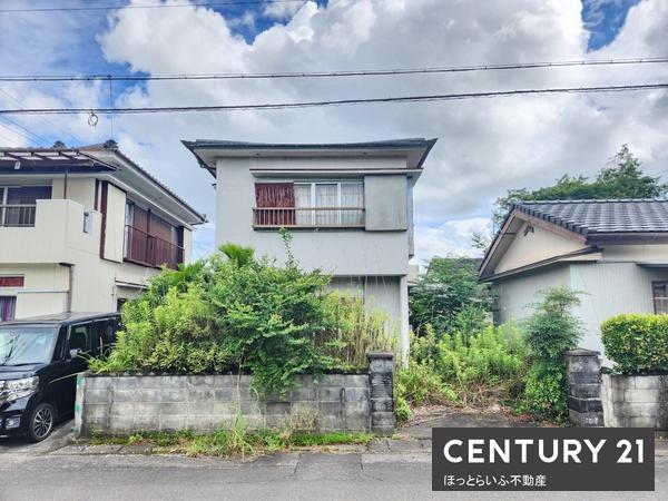 静かな場所にあるコンパクトな建物です