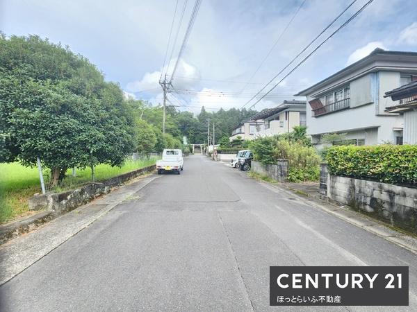 静かな場所にあるコンパクトな建物です