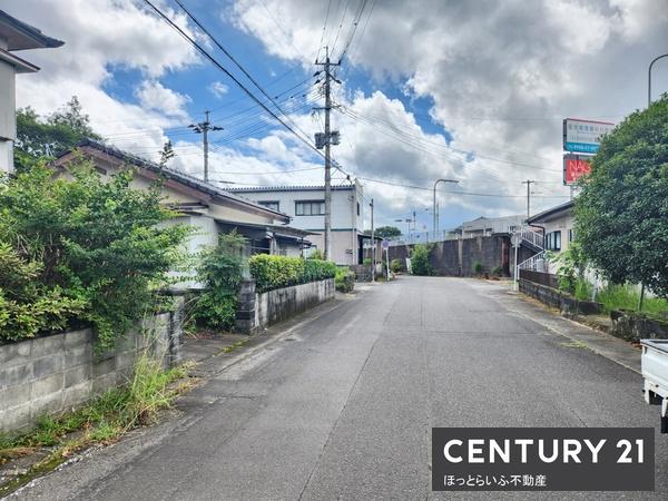 静かな場所にあるコンパクトな建物です