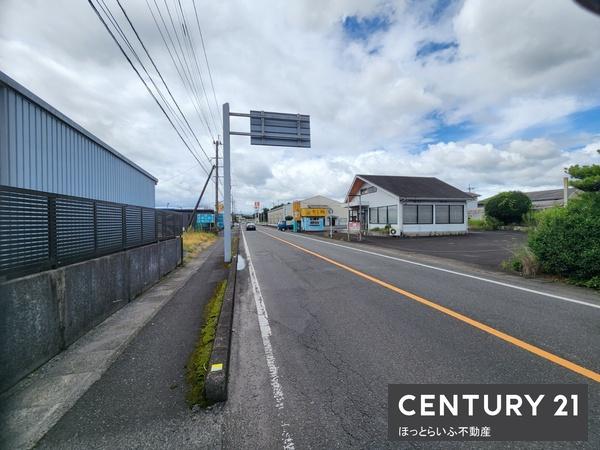 通り沿いの広い土地です