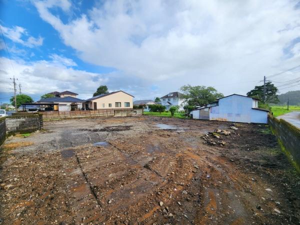 静かな場所にある二区画の土地です
