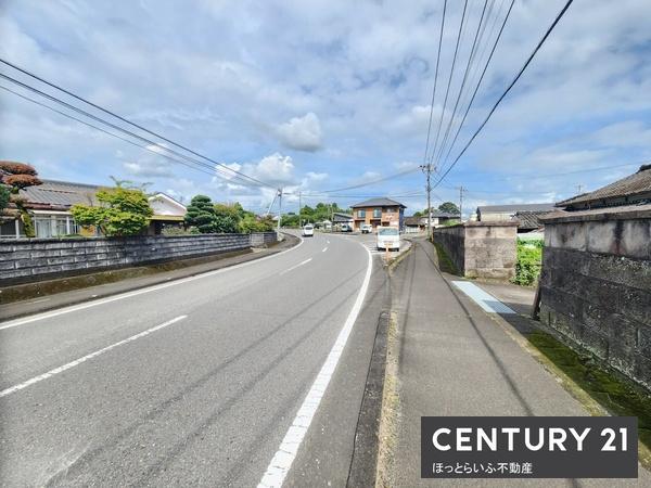静かな場所で通り沿いにある広い土地です