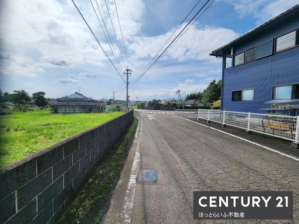 静かな場所で通り沿いにある広い土地です