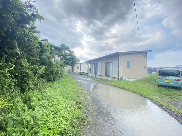 南向きの公道に面しており、利便性が高い立地です