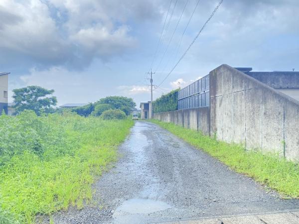 南向きの公道に面しており、利便性が高い立地です
