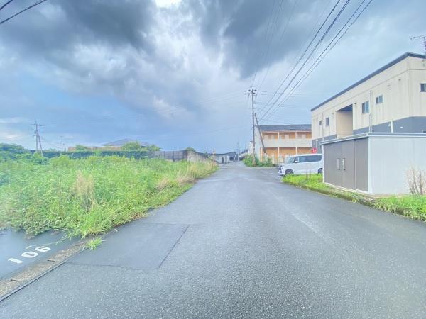 南向きの公道に面しており、利便性が高い立地です