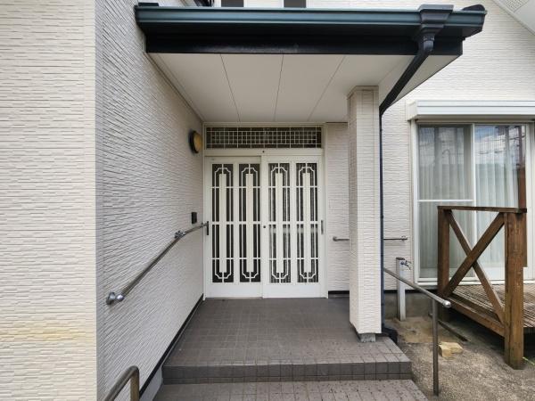 電動シャッター付き設備が整った中古住宅