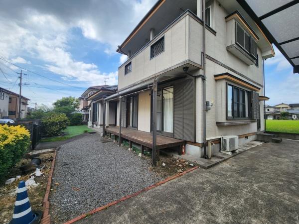 静かな住宅街にある中古住宅です