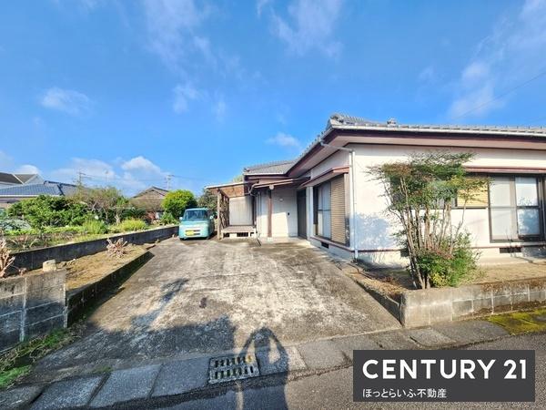 静かな場所に駐車スペースも確保された中古が出ました