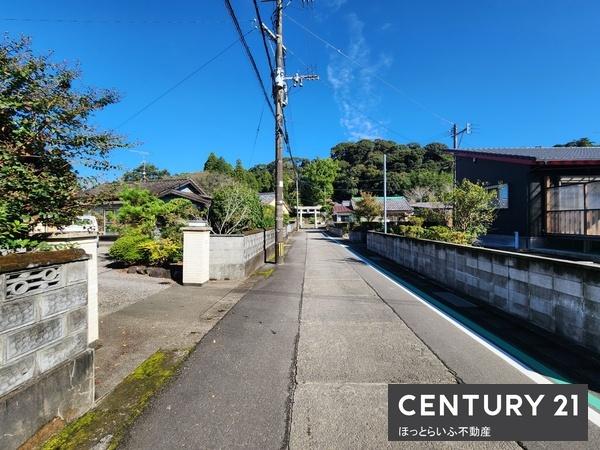 小中学校に通いやすい距離に位置する中古住宅です