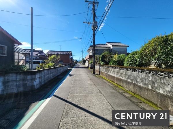 小中学校に通いやすい距離に位置する中古住宅です