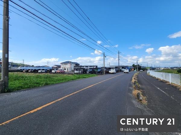東向きの道路沿いに面した土地です