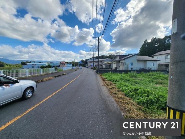 東向きの道路沿いに面した土地です