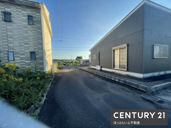 北諸県郡三股町大字樺山の中古一戸建て(前面道路含む現地写真)