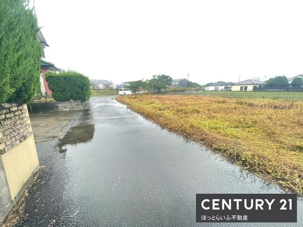 接道は公道の東向き。幅員も十分