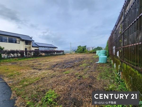 道路から離れた場所にある静かな土地です
