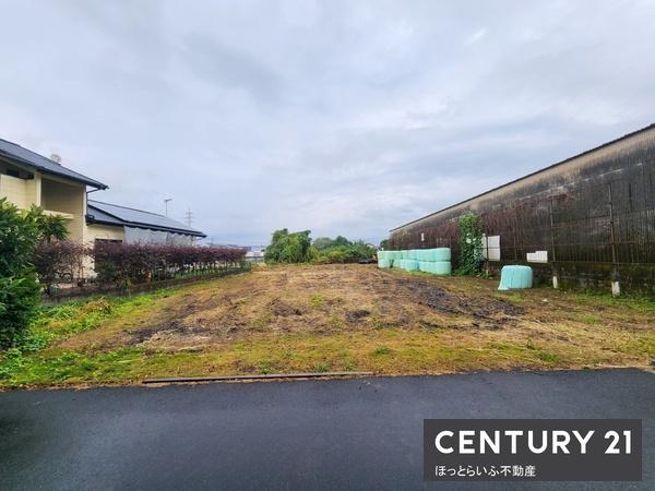 道路から離れた場所にある静かな土地です