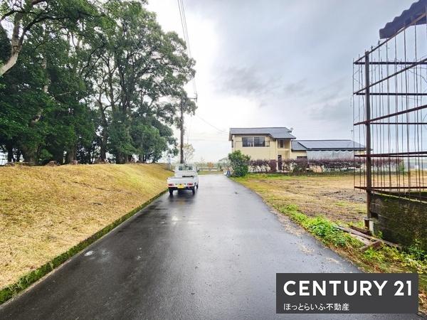 道路から離れた場所にある静かな土地です