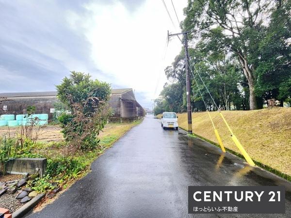 道路から離れた場所にある静かな土地です