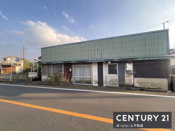 道路を挟んで2筆の土地および古家がついています