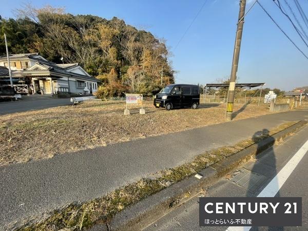 道路を挟んで2筆の土地および古家がついています