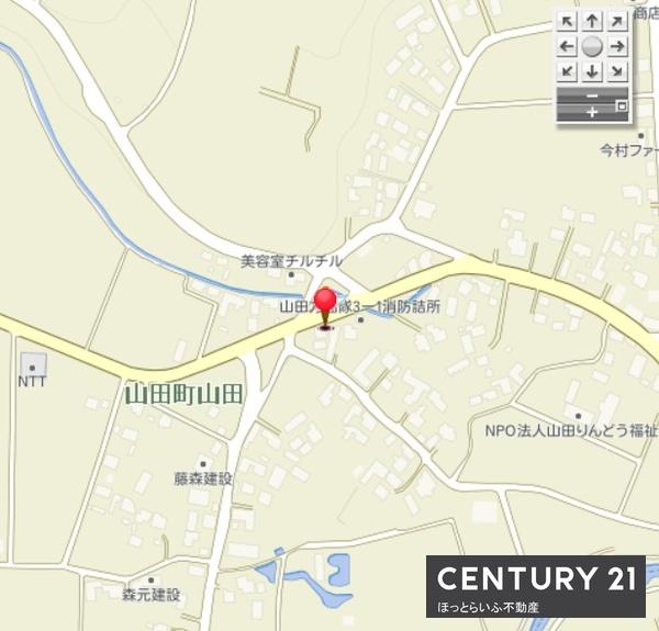 道路を挟んで2筆の土地および古家がついています