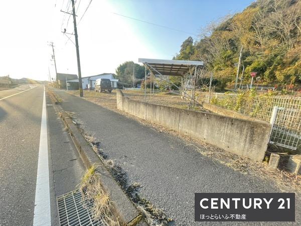 道路を挟んで2筆の土地および古家がついています