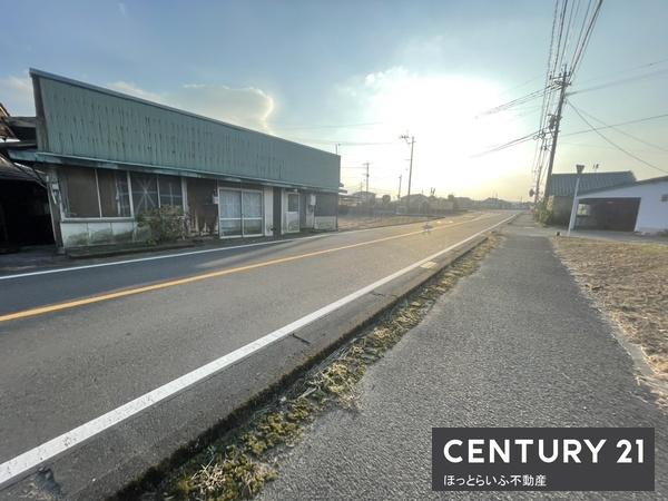 道路を挟んで2筆の土地および古家がついています