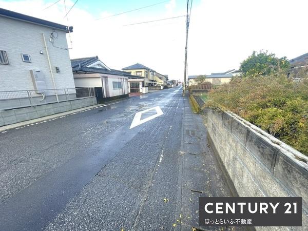 南向き公道に接し、広々としています