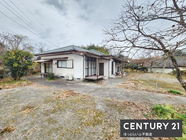 庭が広くのどかな雰囲気の中古住宅です