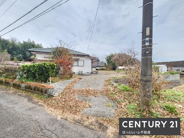 庭が広くのどかな雰囲気の中古住宅です
