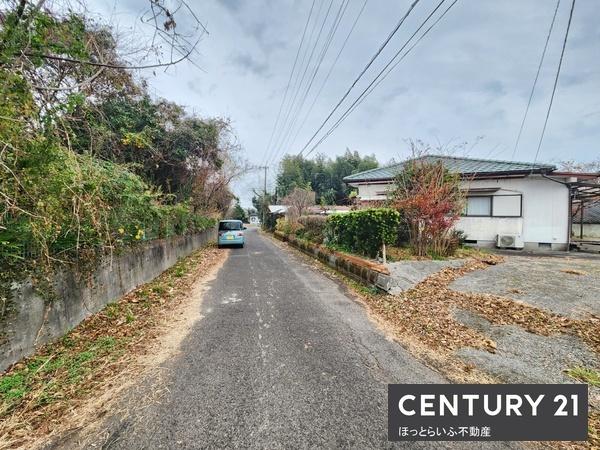 庭が広くのどかな雰囲気の中古住宅です