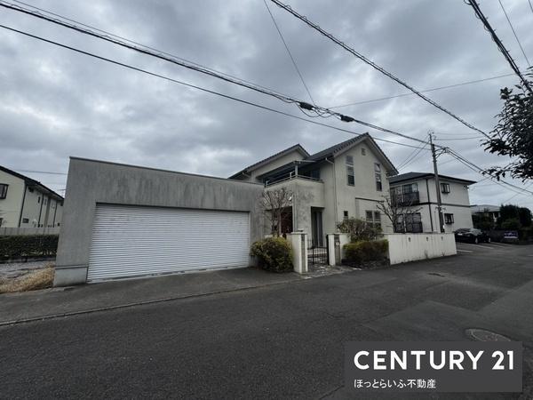 徒歩圏内に学校やお店多数あり　暮らしに便利な中古住宅です