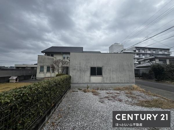 徒歩圏内に学校やお店多数あり　暮らしに便利な中古住宅です