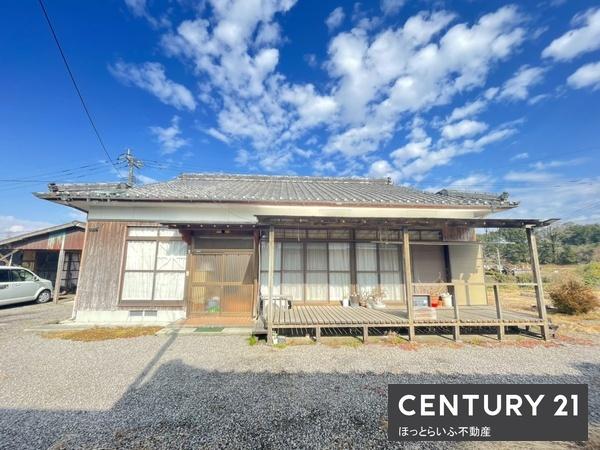 田園風景や山の景色が広がる落ち着いた立地です