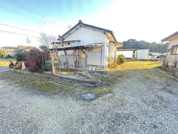 広い敷地に戸建てが2棟建っています