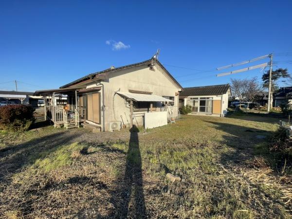 広い敷地に戸建てが2棟建っています
