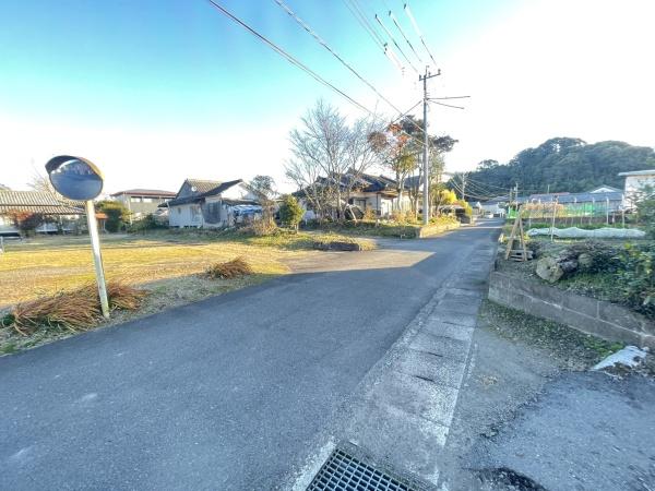 広い敷地に戸建てが2棟建っています