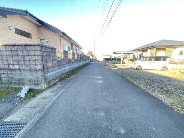 広い敷地に戸建てが2棟建っています