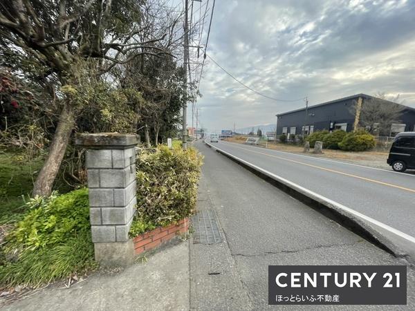 国道沿いの広い敷地が売りに出ました