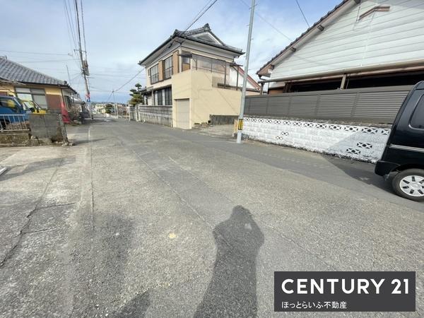 接道は北向きの公道！6.5mの幅員で安心のアクセス。