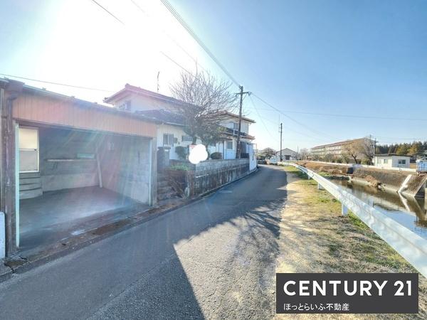 通りから入った静かな場所にある中古住宅です