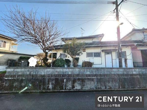 通りから入った静かな場所にある中古住宅です