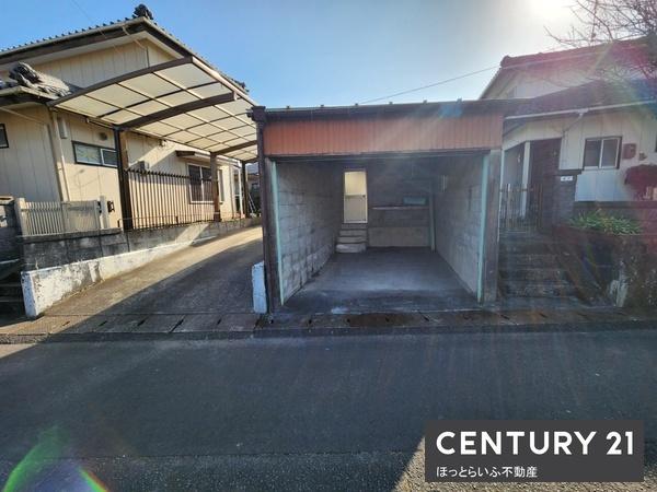 通りから入った静かな場所にある中古住宅です