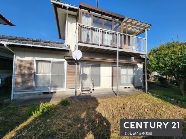 通りから入った静かな場所にある中古住宅です